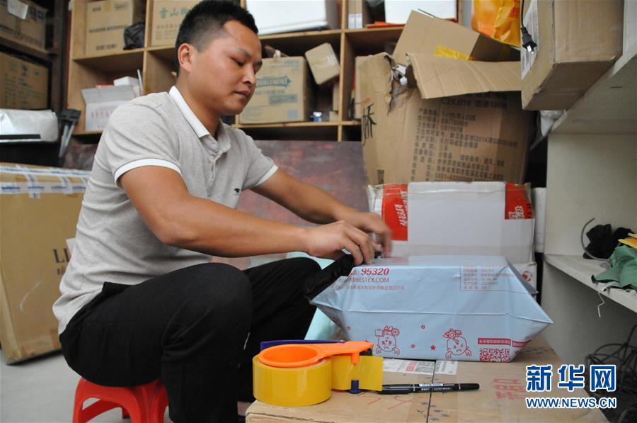 (在習(xí)近平新時(shí)代中國特色社會主義思想指引下——新時(shí)代新作為新篇章·總書記關(guān)心的百姓身邊事·圖文互動)(3)手機(jī)成為“新農(nóng)具” 莊戶人變“新店家”——農(nóng)村電商助力農(nóng)民豐收