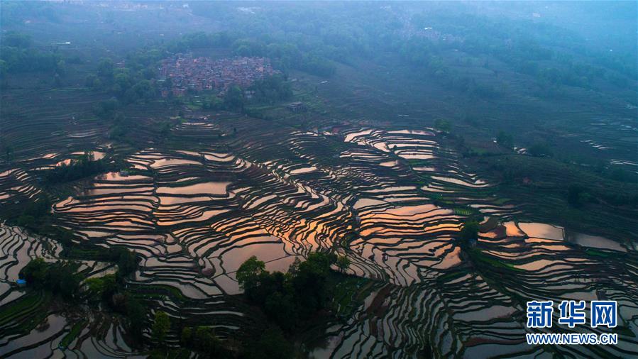 （新華全媒頭條&middot;圖文互動）（13）讓各民族手足相親守望相助&mdash;&mdash;以習近平同志為核心的黨中央關(guān)心少數(shù)民族和民族工作紀實