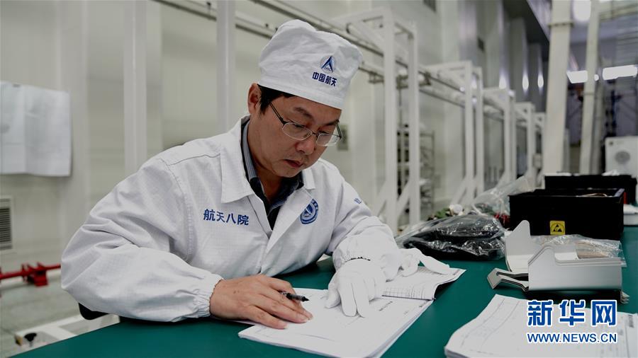 （德耀中華&middot;圖文互動）（2）王曙群：&ldquo;腳踏實(shí)地、仰望星空&rdquo;的大國工匠