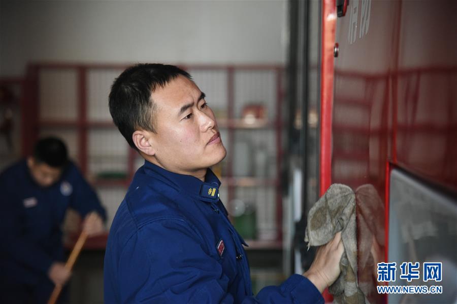 (走基層 聽(tīng)民聲·圖文互動(dòng))(3)皚皚白雪中的一抹“火焰藍(lán)”——走近中國(guó)最北消防員