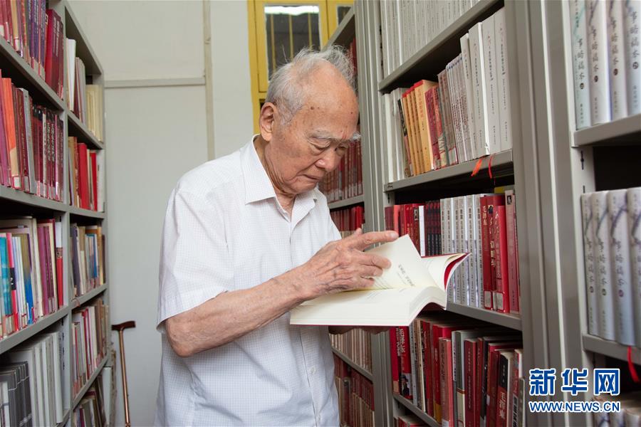 （新華全媒頭條&middot;圖文互動(dòng)）（6）滄海橫流 信仰彌堅(jiān)&mdash;&mdash;記共產(chǎn)黨員、湘潭大學(xué)九旬教授滄南