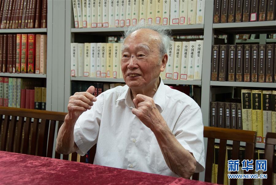 （新華全媒頭條&middot;圖文互動(dòng)）（5）滄海橫流 信仰彌堅(jiān)&mdash;&mdash;記共產(chǎn)黨員、湘潭大學(xué)九旬教授滄南