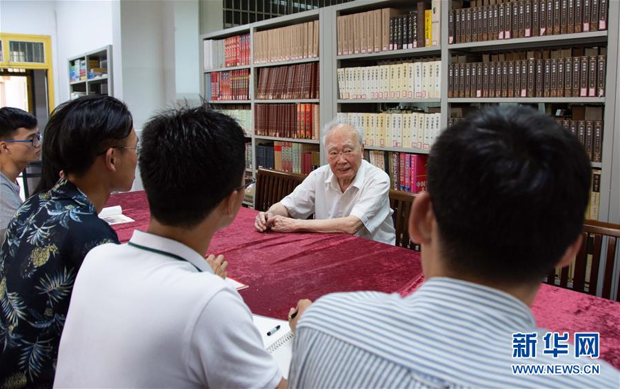 （新華全媒頭條&middot;圖文互動(dòng)）（4）滄海橫流 信仰彌堅(jiān)&mdash;&mdash;記共產(chǎn)黨員、湘潭大學(xué)九旬教授滄南