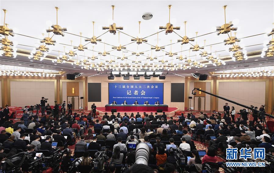 （兩會(huì)&middot;XHDW）（8）商務(wù)部部長(zhǎng)鐘山等就&ldquo;促進(jìn)形成強(qiáng)大國(guó)內(nèi)市場(chǎng) 推動(dòng)全方位對(duì)外開放&rdquo;答記者問