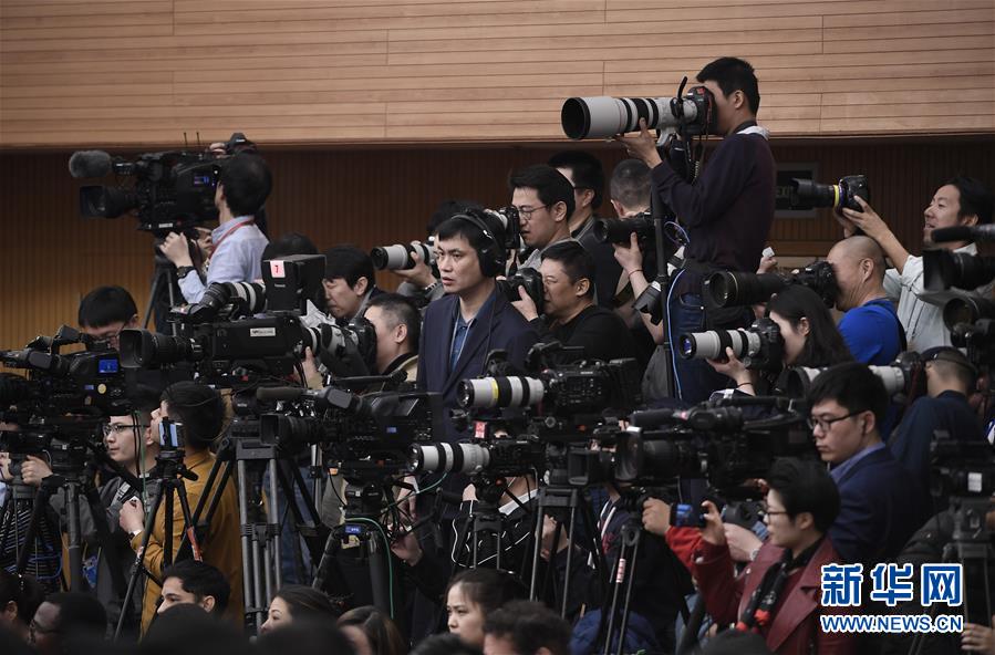 （兩會&middot;XHDW）（9）商務部部長鐘山等就&ldquo;促進形成強大國內(nèi)市場 推動全方位對外開放&rdquo;答記者問