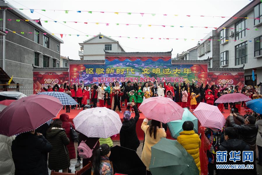 （新春走基層·圖文互動(dòng)）（2）村晚“說(shuō)唱”唱什么？