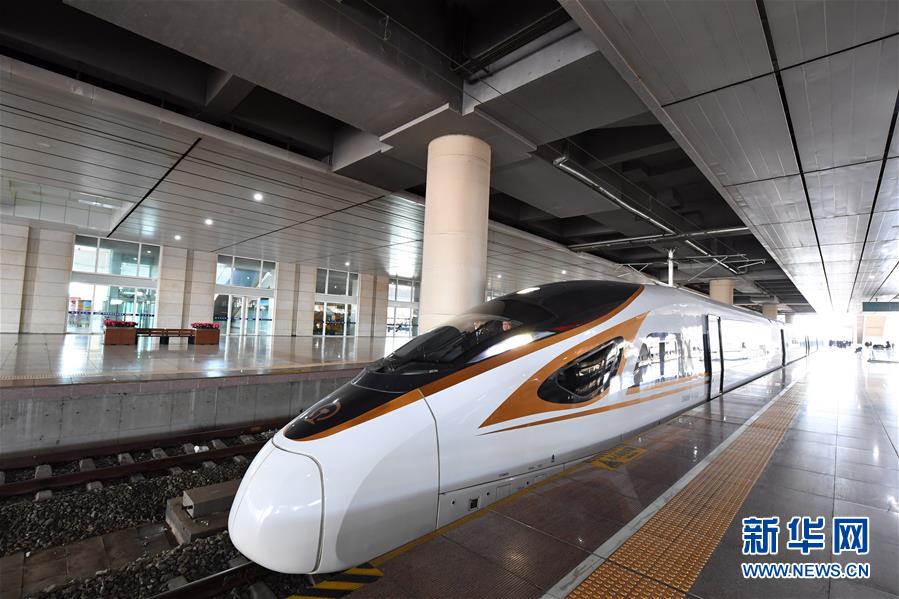(新華全媒頭條·圖文互動(dòng))(3)草原高鐵乘風(fēng)來(lái) 北疆唱響新“贊歌”