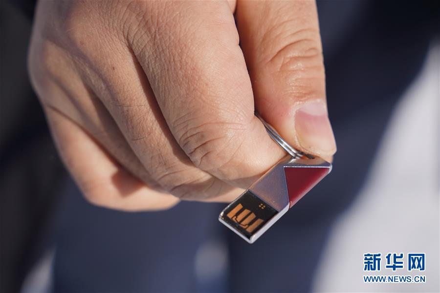 （新春走基層&middot;圖文互動）（6）小鎮(zhèn)里的&ldquo;U盤書記&rdquo;