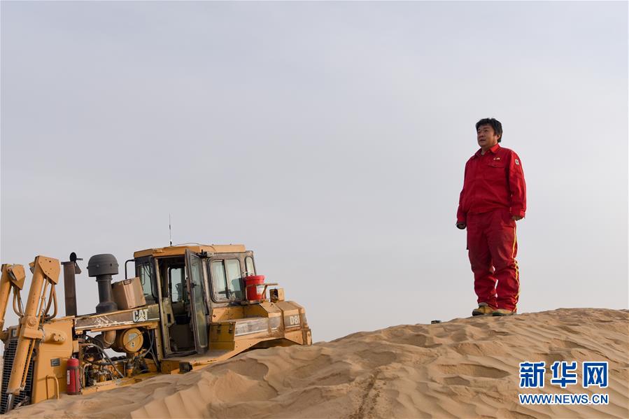 （新春走基層&middot;圖文互動）（1）特寫：與車為伴，獨行沙海