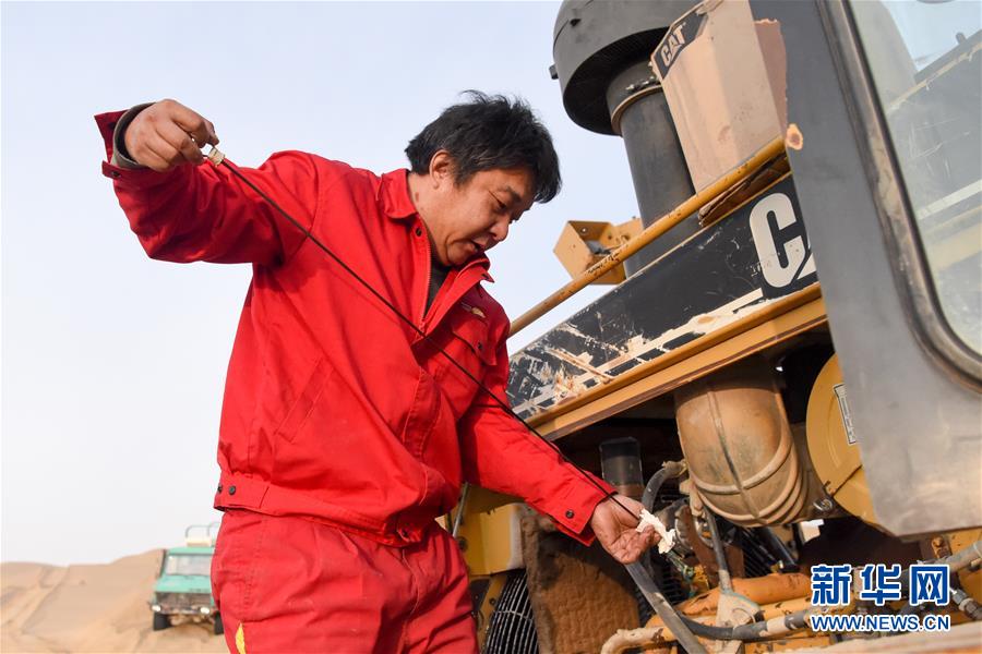 （新春走基層&middot;圖文互動）（4）特寫：與車為伴，獨行沙海
