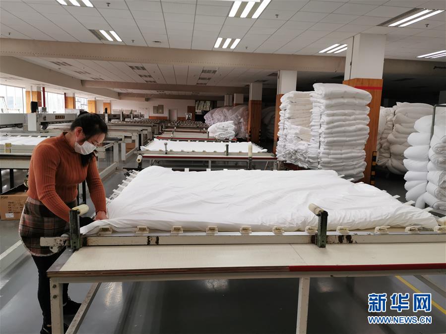 (來自經(jīng)濟(jì)前沿的故事·企業(yè)復(fù)工復(fù)產(chǎn)·圖文互動(dòng))(1)“開門紅包”變“消毒迎門”——長(zhǎng)沙高新區(qū)一家企業(yè)復(fù)工的“拼勁”