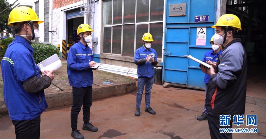 （來自經濟前沿的故事&middot;企業(yè)復工復產&middot;圖文互動）（3）戴口罩、測體溫進公司&mdash;&mdash;廣西柳工復工見聞