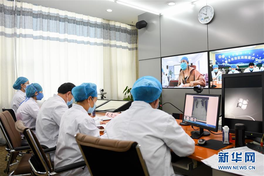 (聚焦疫情防控·圖文互動(dòng))(2)特寫:遠(yuǎn)程醫(yī)療中心里的生命接力