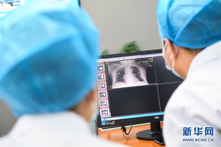 (聚焦疫情防控·圖文互動(dòng))(5)特寫:遠(yuǎn)程醫(yī)療中心里的生命接力