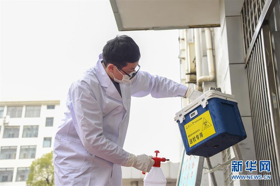 （新華全媒頭條&middot;圖文互動(dòng)）（12）滄海橫流顯本色　戰(zhàn)&ldquo;疫&rdquo;一線黨旗紅&mdash;&mdash;全國各領(lǐng)域基層黨組織和廣大黨員奮力打好疫情防控阻擊戰(zhàn)（1）