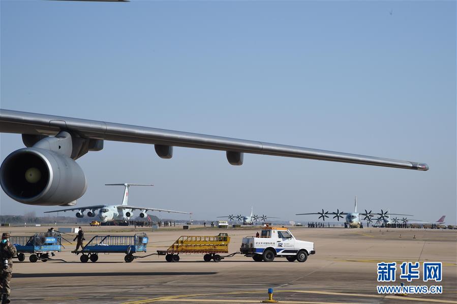 （聚焦疫情防控&middot;圖文互動(dòng)）（4）空軍第四次向武漢大規(guī)模空運(yùn)醫(yī)療隊(duì)員和物資