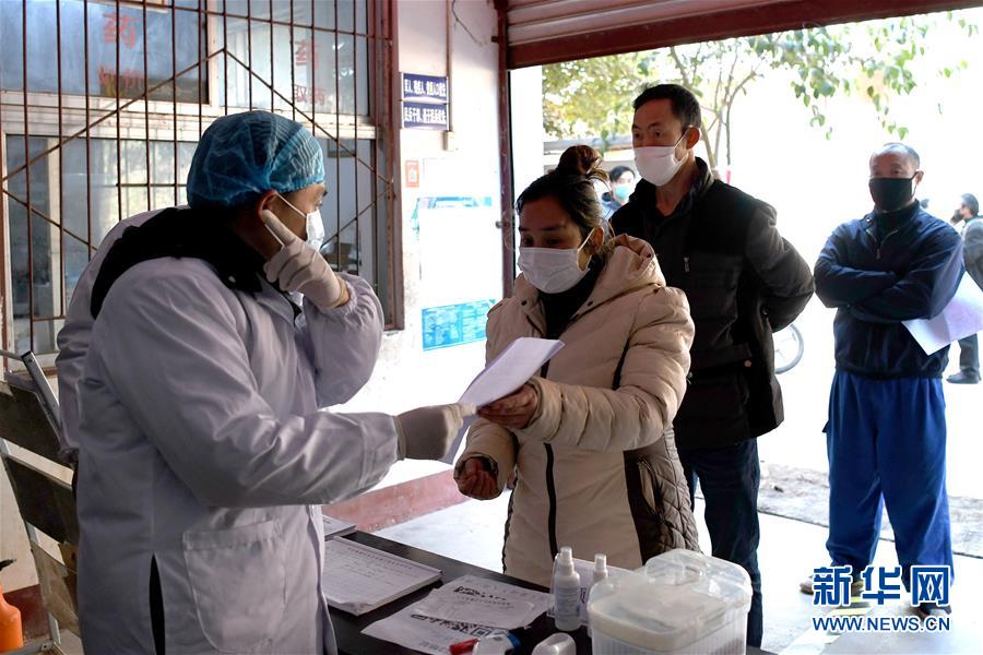 （抓好經(jīng)濟發(fā)展 應(yīng)對復(fù)雜局面&middot;圖文互動）（3）2500萬農(nóng)民工如何安全返崗？&mdash;&mdash;農(nóng)民工大省四川復(fù)工觀察