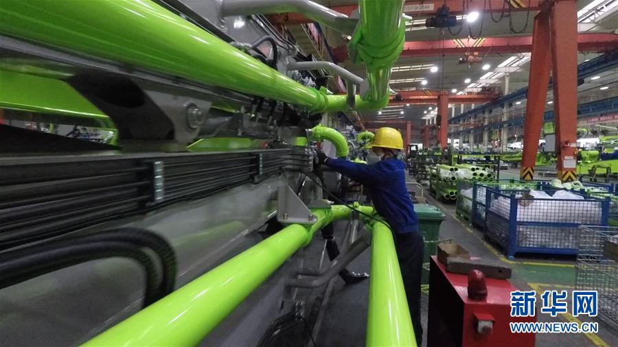 （圖文互動）（1）吃粉擼串，商圈“打卡”，動車出廠——湖南“標(biāo)簽”復(fù)蘇記