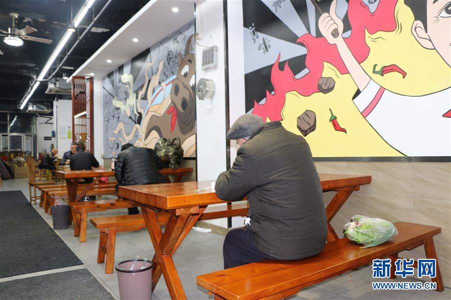 （圖文互動）（5）吃粉擼串，商圈“打卡”，動車出廠——湖南“標(biāo)簽”復(fù)蘇記