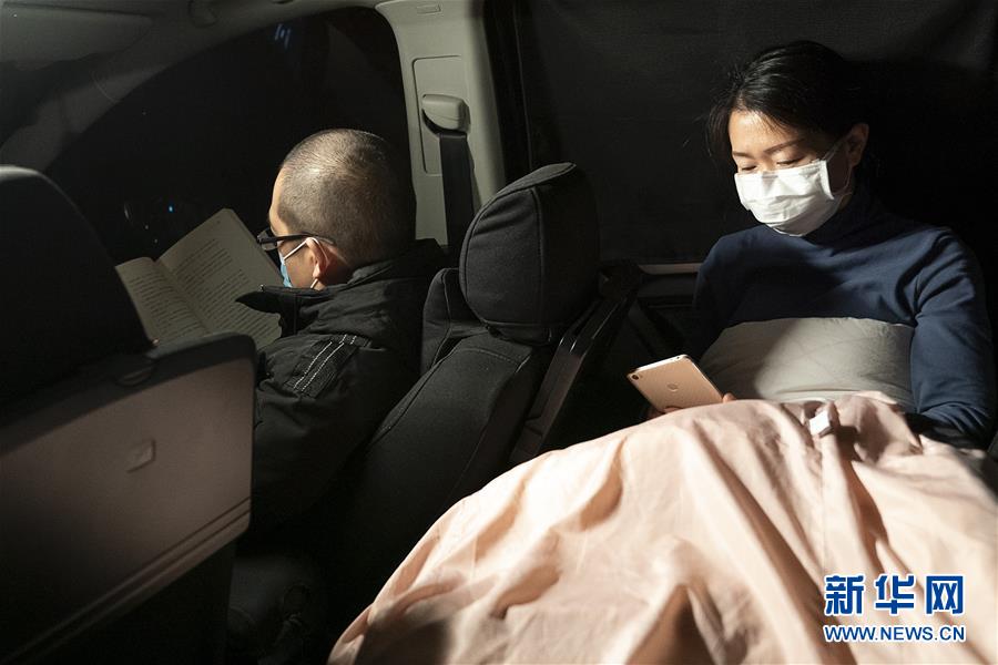 （一線抗疫群英譜&middot;圖文互動）（5）特寫：為節(jié)省10分鐘，這對醫(yī)護夫妻&ldquo;以車為家&rdquo;