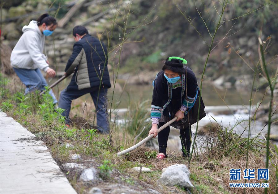 （社會(huì)）（1）苗山脫貧影像志&mdash;&mdash;春天里，她們種下新希望