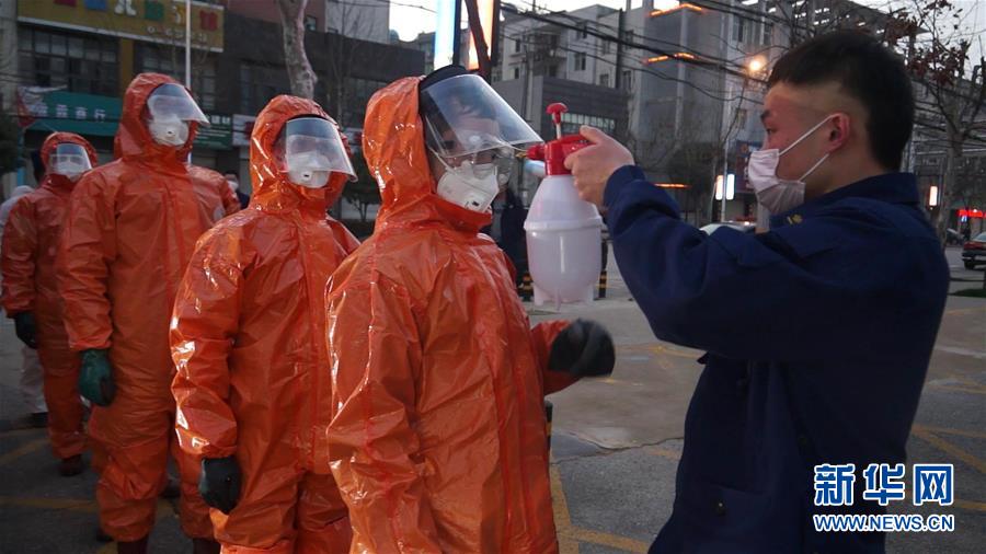 (一線(xiàn)抗疫群英譜·圖文互動(dòng))(2)洪湖有支“毒水”轉(zhuǎn)運(yùn)隊(duì)