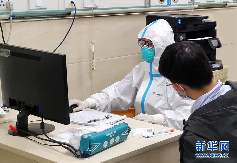 (圖文互動)(4)飄揚的紅旗——記深圳特區(qū)戰(zhàn)“疫”一線的基層黨員干部