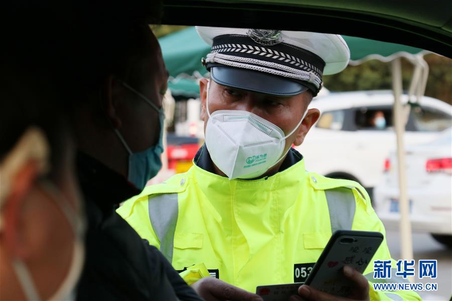 (圖文互動)(5)飄揚的紅旗——記深圳特區(qū)戰(zhàn)“疫”一線的基層黨員干部