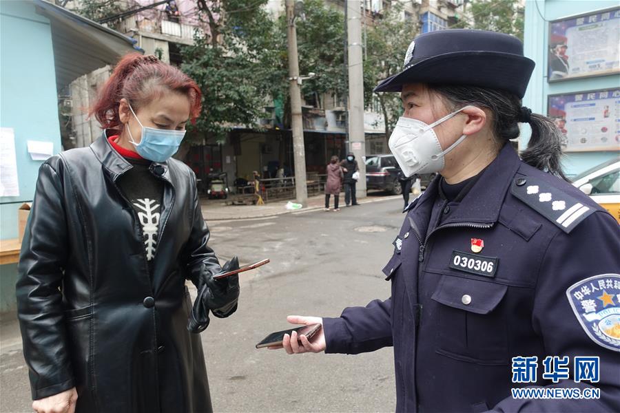 （一線抗疫群英譜&middot;圖文互動）（1）民警王群：老舊小區(qū)里的抗疫&ldquo;團(tuán)&rdquo;長