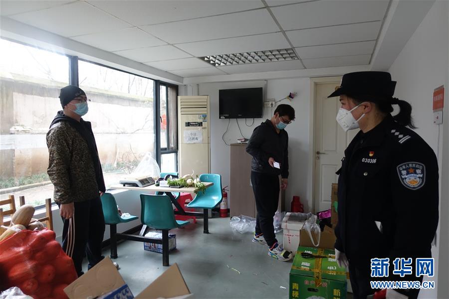 （一線抗疫群英譜&middot;圖文互動）（2）民警王群：老舊小區(qū)里的抗疫&ldquo;團(tuán)&rdquo;長