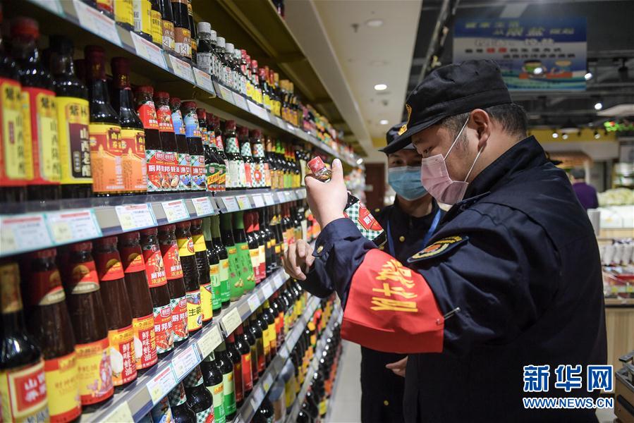 （在習(xí)近平新時(shí)代中國(guó)特色社會(huì)主義思想指引下&mdash;&mdash;新時(shí)代新作為新篇章&middot;習(xí)近平總書(shū)記關(guān)切事）（1）&ldquo;平凡英雄&rdquo;的力量&mdash;&mdash;致敬堅(jiān)守戰(zhàn)&ldquo;疫&rdquo;一線的社區(qū)工作者 