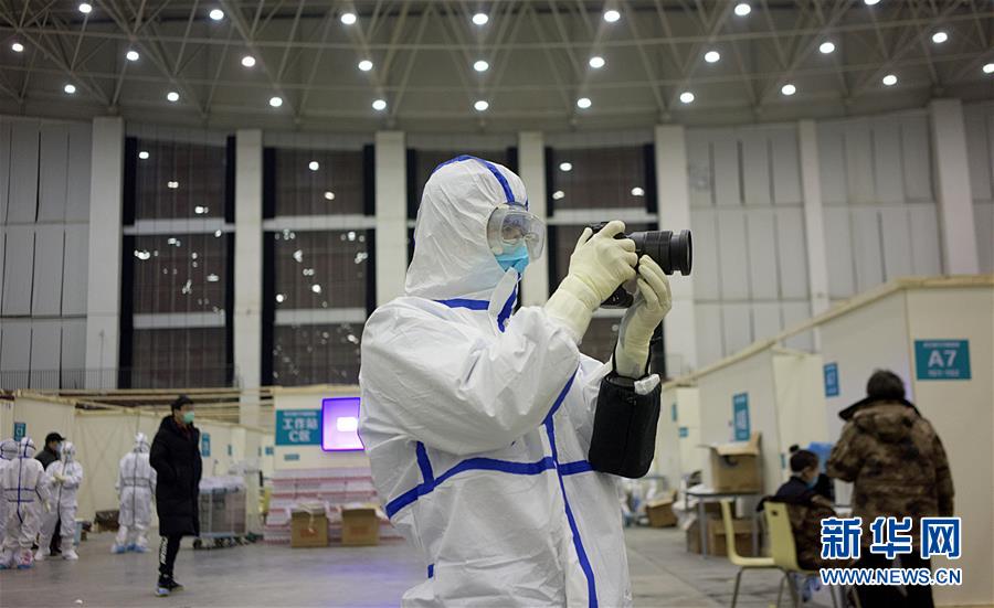 （一線抗疫群英譜&middot;特稿&middot;圖文互動(dòng)）（4）不畏艱險(xiǎn)，深入一線&mdash;&mdash;&ldquo;武漢保衛(wèi)戰(zhàn)&rdquo;一線新聞工作者素描