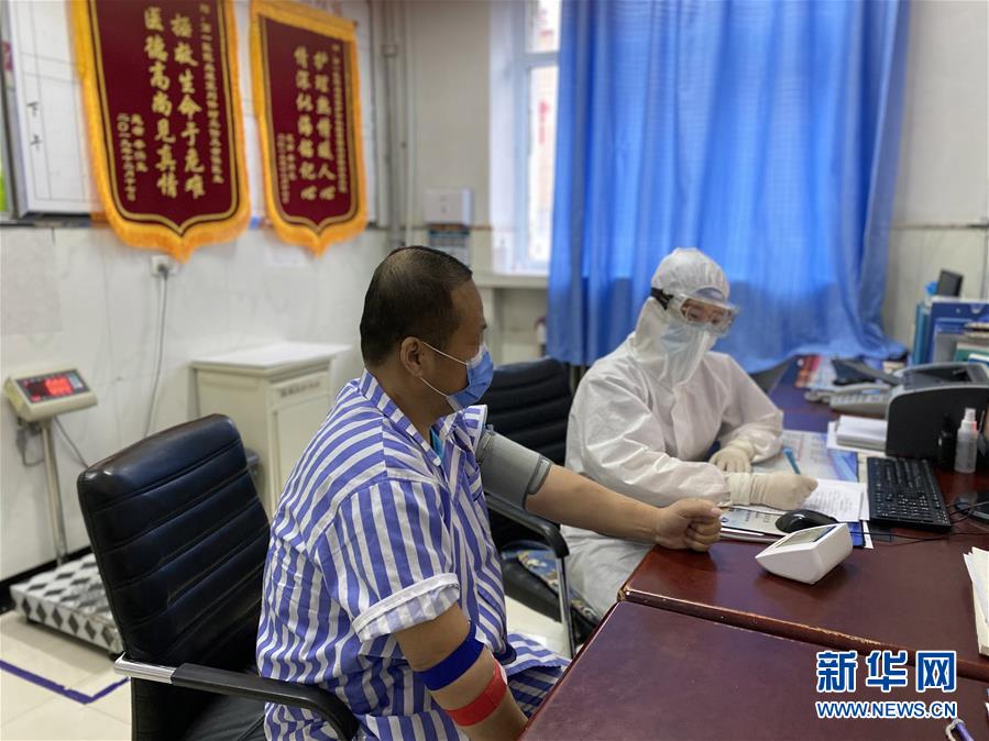 (聚焦疫情防控·圖文互動)(4)特寫:“90后”醫(yī)護(hù)情侶的抗疫堅守