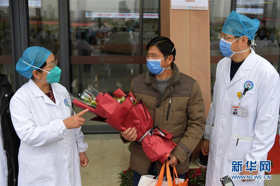 （在習(xí)近平新時代中國特色社會主義思想指引下&mdash;&mdash;新時代新作為新篇章&middot;習(xí)近平總書記關(guān)切事&middot;圖文互動）（10）口罩擋不住你的美&mdash;&mdash;戰(zhàn)&ldquo;疫&rdquo;一線巾幗掠影