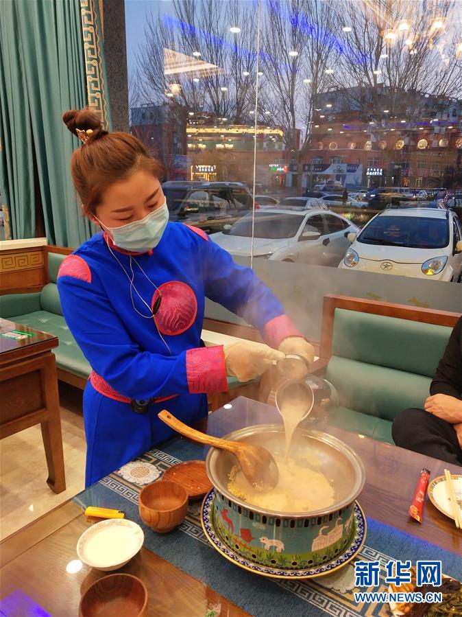 （圖文互動）（2）特寫：限人數(shù)、分餐吃、用公筷&mdash;&mdash;偏遠小城&ldquo;吃飯&rdquo;見聞