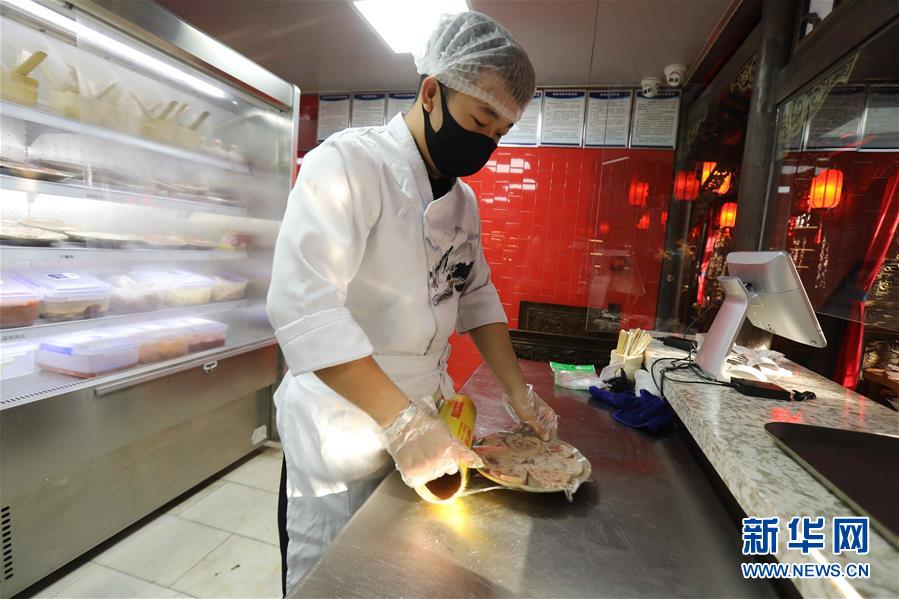 （圖文互動）（4）特寫：限人數(shù)、分餐吃、用公筷&mdash;&mdash;偏遠小城&ldquo;吃飯&rdquo;見聞