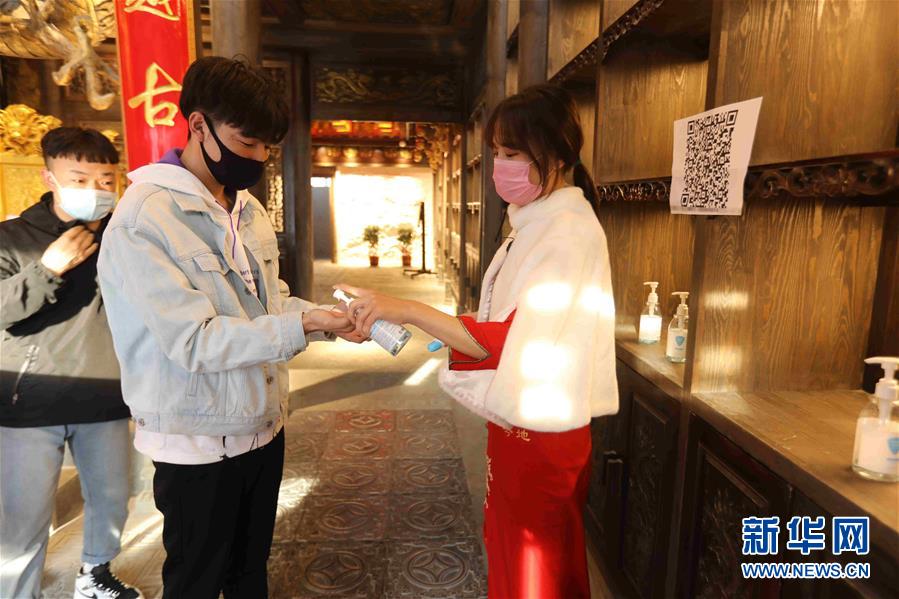 （圖文互動）（5）特寫：限人數(shù)、分餐吃、用公筷&mdash;&mdash;偏遠小城&ldquo;吃飯&rdquo;見聞