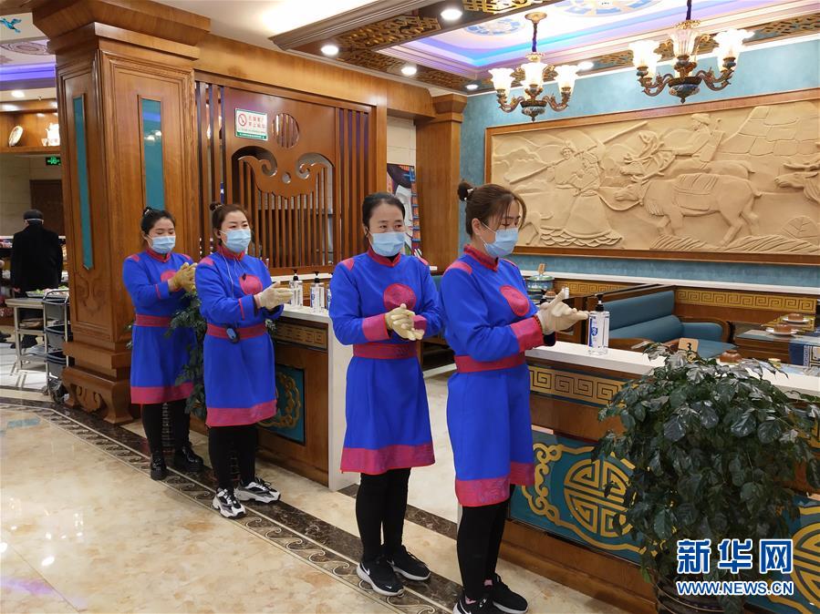 （圖文互動）（6）特寫：限人數(shù)、分餐吃、用公筷&mdash;&mdash;偏遠小城&ldquo;吃飯&rdquo;見聞