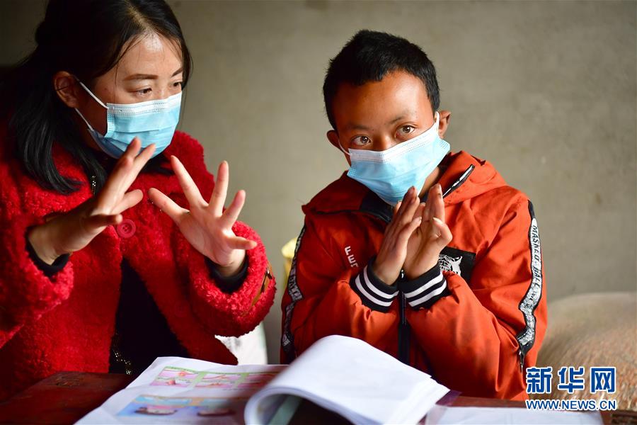 （決戰(zhàn)決勝脫貧攻堅(jiān)&middot;圖文互動(dòng)）（1）特寫(xiě)：疫情下的一堂特殊送教上門(mén)課