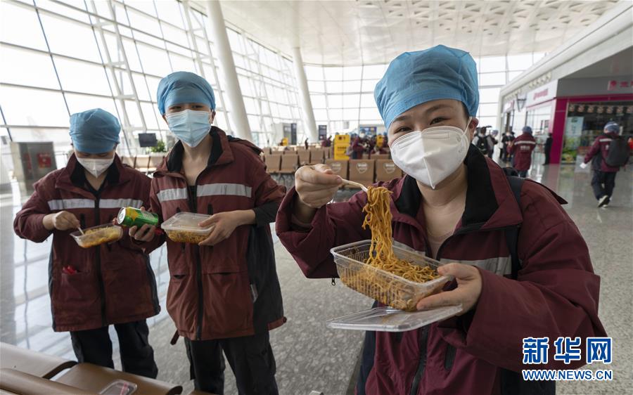 （新華全媒頭條&middot;圖文互動(dòng)）（13）最美逆行者，武漢永遠(yuǎn)記得你！&mdash;&mdash;首批援鄂醫(yī)療隊(duì)返程紀(jì)實(shí)