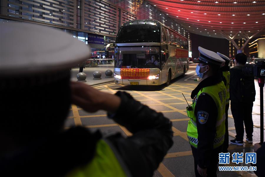 （新華全媒頭條&middot;圖文互動(dòng)）（15）最美逆行者，武漢永遠(yuǎn)記得你！&mdash;&mdash;首批援鄂醫(yī)療隊(duì)返程紀(jì)實(shí)