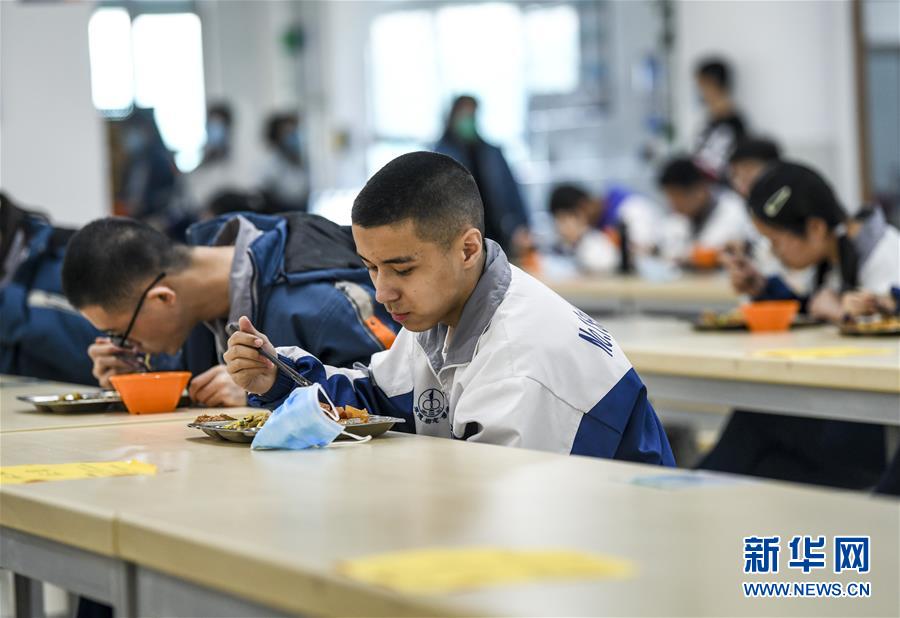 （圖文互動(dòng)）（6）&ldquo;早&rdquo;安同學(xué)，&ldquo;早&rdquo;安老師！&mdash;&mdash;新疆初高中畢業(yè)班復(fù)課一周回訪見(jiàn)聞