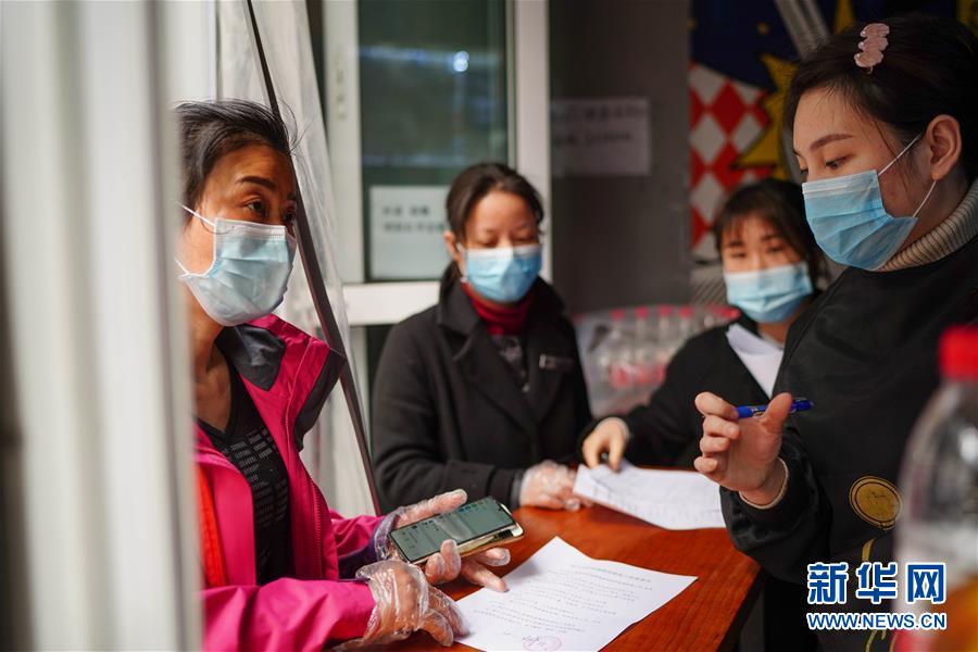 （習(xí)近平致敬的戰(zhàn)&ldquo;疫&rdquo;英雄&middot;社區(qū)工作者篇&middot;圖文互動(dòng)）（7）他們，堅(jiān)守一線戰(zhàn)風(fēng)雨