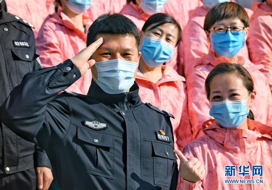（習近平致敬的戰(zhàn)“疫”英雄·公安干警篇·圖文互動）（1）他們，抗疫一線鑄警魂