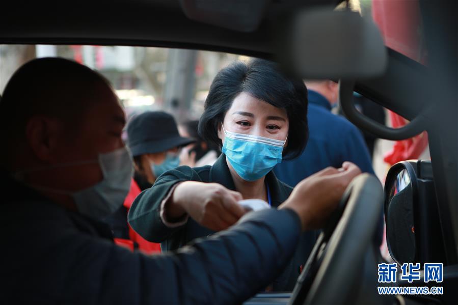 （習(xí)近平致敬的戰(zhàn)“疫”英雄·下沉干部篇·圖文互動(dòng)）（2）他們，挺身而出守防線