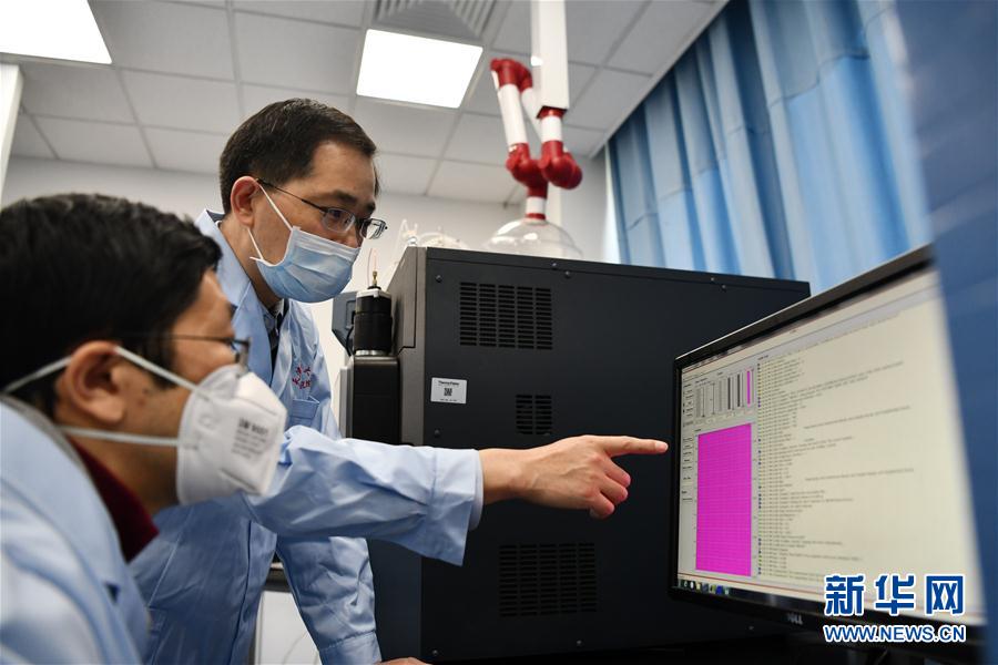 （習(xí)近平致敬的戰(zhàn)&ldquo;疫&rdquo;英雄&middot;科技工作者篇&middot;圖文互動(dòng)）（7）他們，爭(zhēng)分奪秒與病魔較量