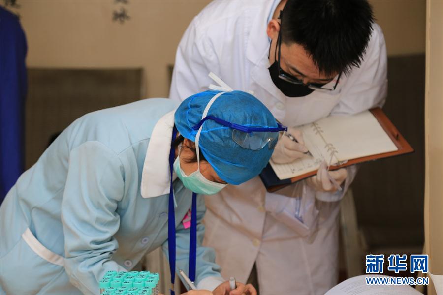 （習(xí)近平致敬的戰(zhàn)&ldquo;疫&rdquo;英雄&middot;科技工作者篇&middot;圖文互動(dòng)）（8）他們，爭(zhēng)分奪秒與病魔較量