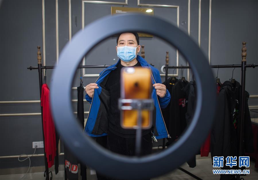 （在習(xí)近平新時代中國特色社會主義思想指引下&mdash;&mdash;新時代新作為新篇章&middot;習(xí)近平總書記關(guān)切事&middot;圖文互動）（3）化&ldquo;危&rdquo;為&ldquo;機(jī)&rdquo;　念好&ldquo;新&rdquo;字訣&mdash;&mdash;各地產(chǎn)業(yè)發(fā)展&ldquo;新&rdquo;動向掃描