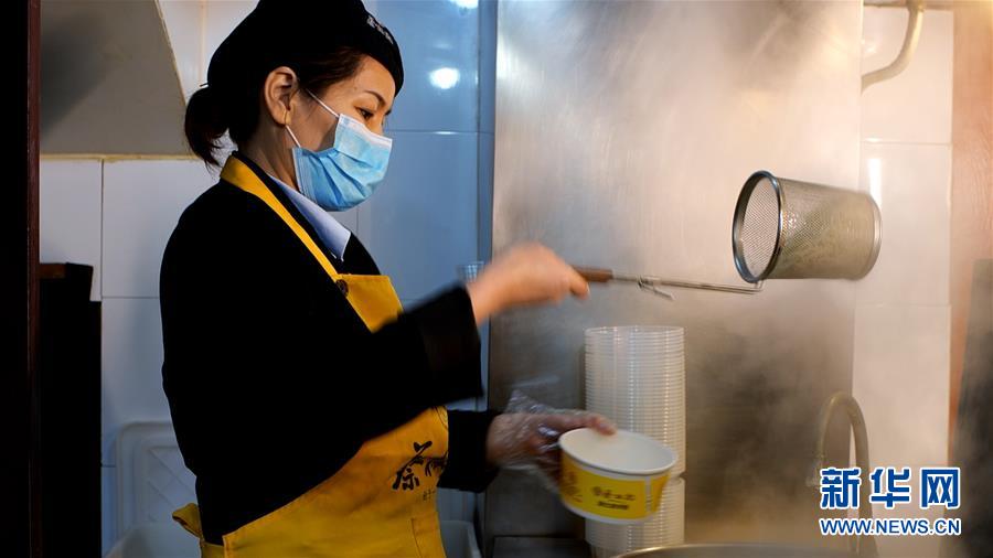 （新華全媒頭條&middot;習近平致敬的戰(zhàn)&ldquo;疫&rdquo;英雄&middot;武漢人民篇&middot;圖文互動）（15）壯哉，大武漢&mdash;&mdash;獻給英雄的武漢人民