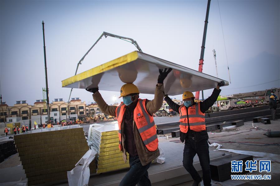 (新華全媒頭條·圖文互動)(5)致敬“沉默的英雄”——記武漢火神山雷神山醫(yī)院的建設(shè)者